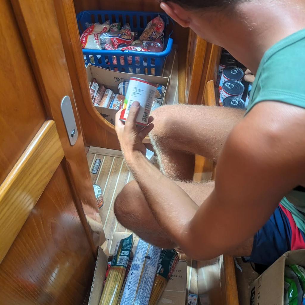 Procházení zásob před odjezdem