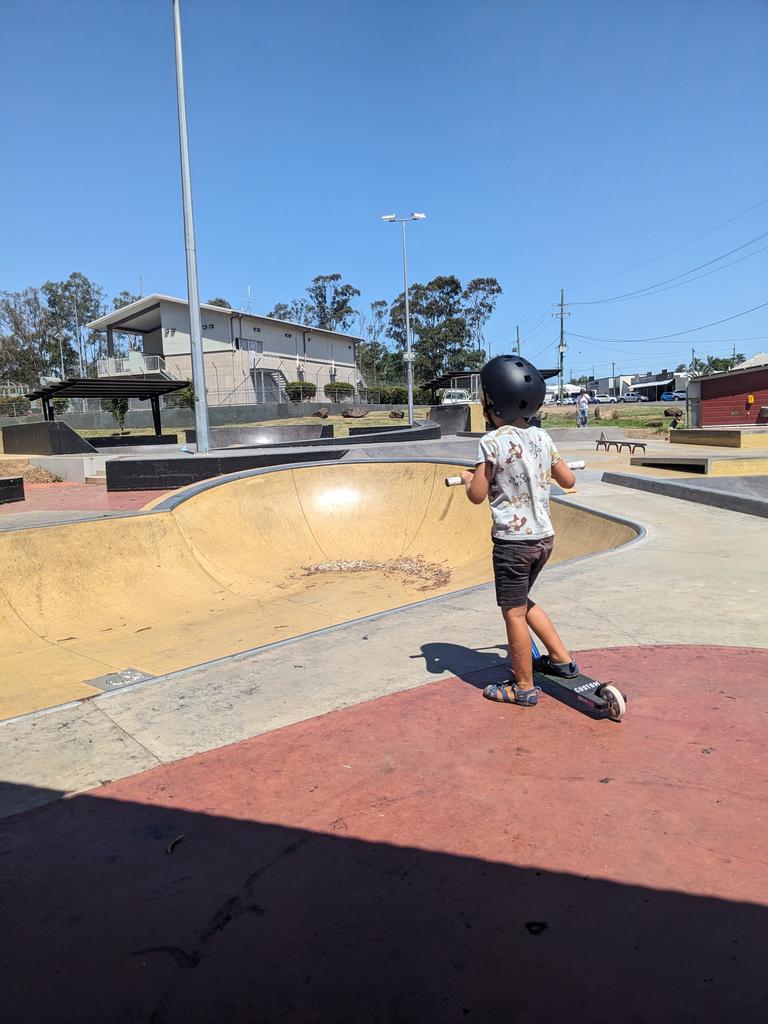 Koloběžky! A k nim triky v parku.