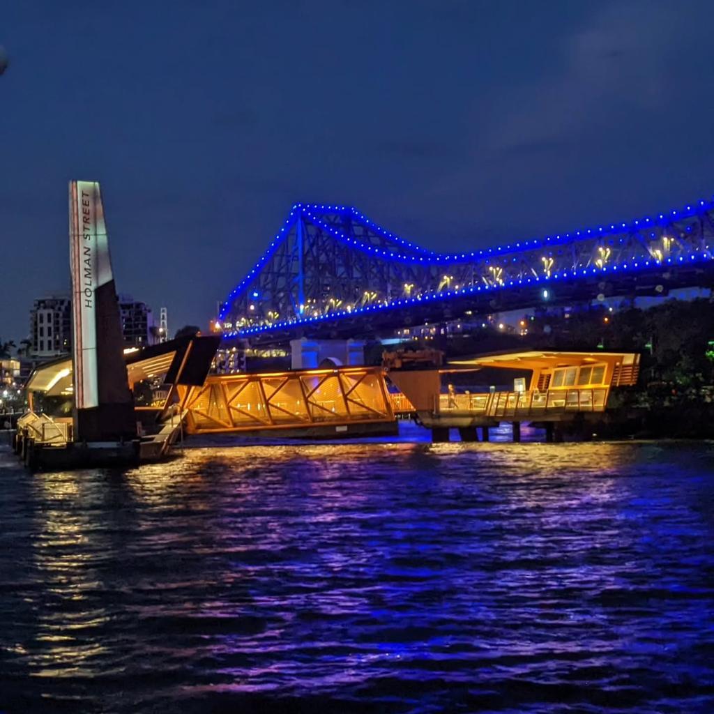 Noční osvětlení klubu a blízkého mostu, to je naše kotviště